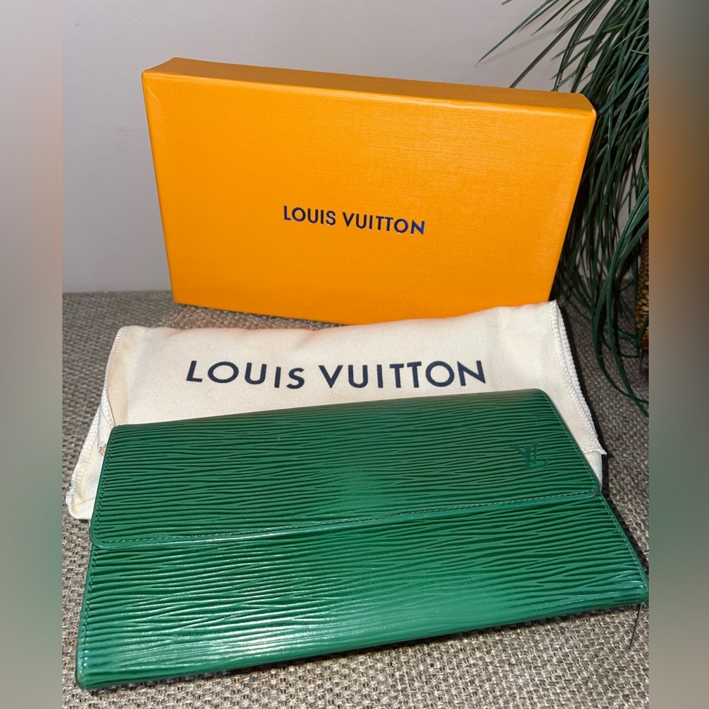 Louis Vuitton Vintage Epi Leather Sarah Wallet with dust bag and box